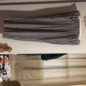 Travelers bland white stripped pants